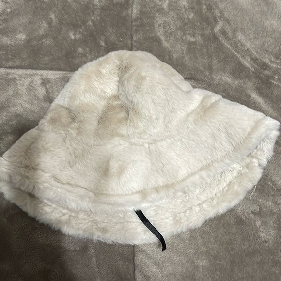 Ivory so soft plush bucket hat - Picture 1 of 5
